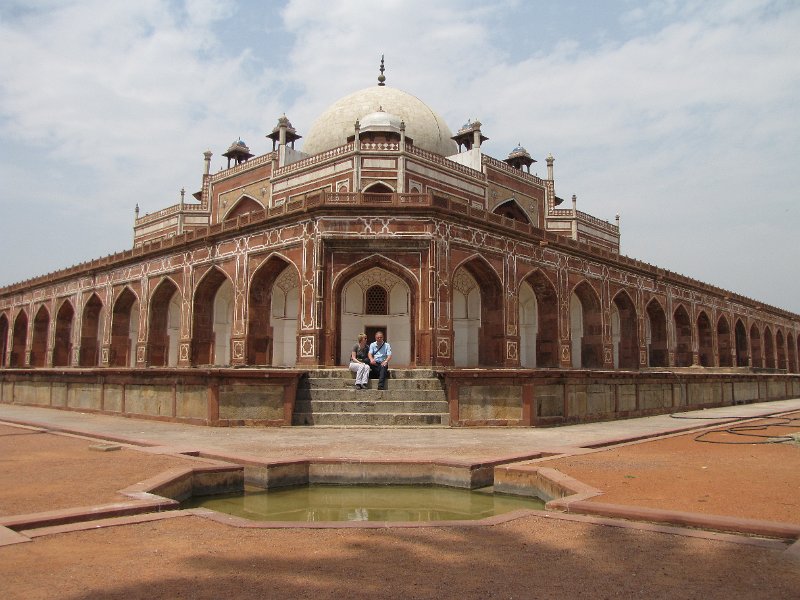 samen bij humayun graftombe.jpg - De laatste foto van onze reis door India. Zittend op de trappen van de graftombe van Humayun kunnen we zeggen dat het een indrukwekkende ervaring was.We zullen er nog lang aan terug denken.